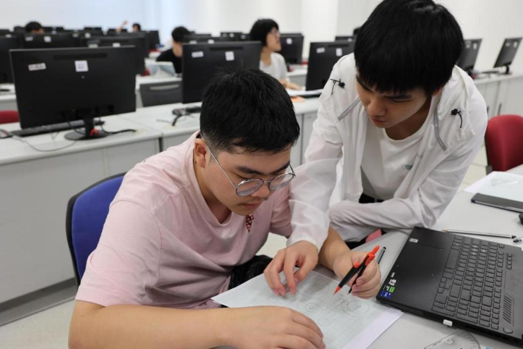 4月14日,在廈門大學馬來西亞分校能源與化工學院工程制圖課上,同學們正在討論課堂作業。(人民日報記者 宦翔 攝)
